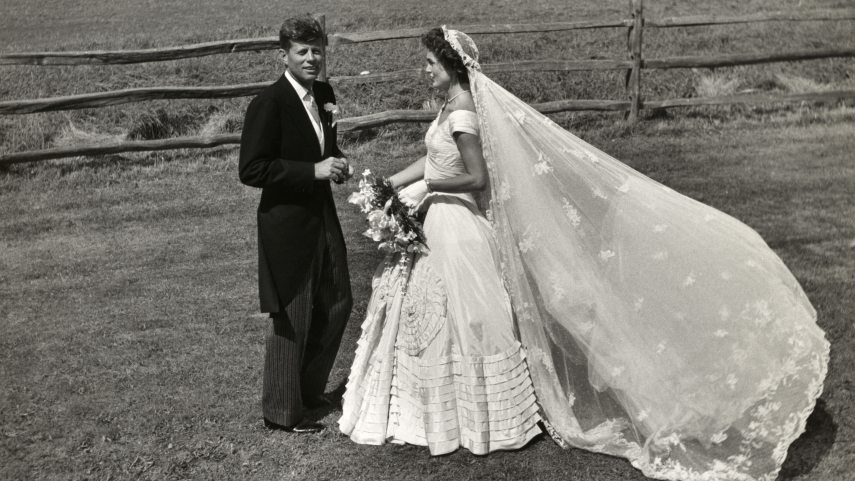 Toni_Frissell,_John_F._Kennedy_and_Jacqueline_Bouvier_on_their_wedding_day,_1953_16.jpg