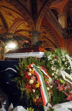 Budapest, 2007. március 8. Az életének 72. évében, február 23-án Sopronban elhunyt Havas Ferenc Kossuth-díjas balett-táncos, balettmester, kiváló művész ravatala a Magyar Állami Operaház előcsarnokában. MTI Fotó: Koszticsák Szilárd 