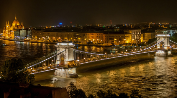 Szechenyi_Chain_Bridge_in_Budapest_at_night