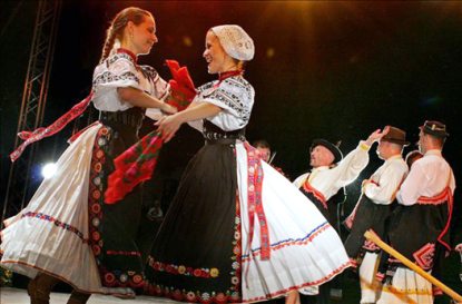 monarchiafest_folklorfesztival_gyor_ifjuszivektancegyesulet_neptanc_nepitanc_dvett20080719050_mod_ujra526.jpg