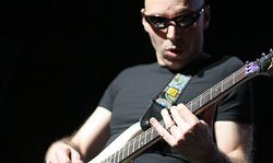 131081_normal_63599_satriani_felduhitette.jpg