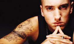 137733_normal_65755_eminem_perere_figyel_3.jpg