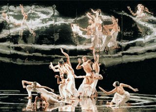 cloud-gate-dance-theatre-of-taiwan_moon_water.jpg