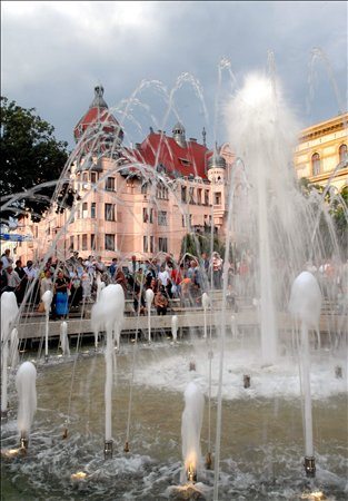 Szeged_szokokut_Dugonicster_D__RG20080521005.jpg