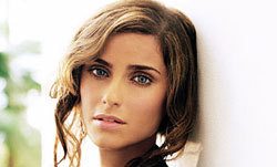 146796_normal_69124_nelly_furtado_nyelvet_valt1.jpg