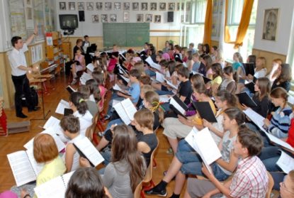 erdelyidaniel_56osmartirok-emlekkoncert-gyermekkorus-proba_2.jpg