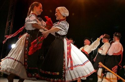 Monarchiafest_folklorfesztival_Gyor_IfjuSzivekTancegyesulet_neptanc_nepitanc_DVETT20080719050.jpg