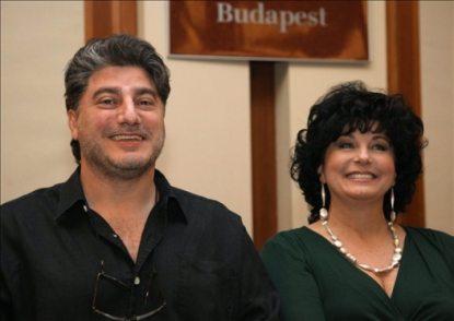 josecura_komlosiildiko_budapest_operabal_diszvendegek_sajtaj_dmoha20100211005.jpg