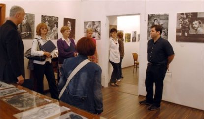 kieselbachgaleria_nyolcak_wanted_kiallitas_barkigergely_muveszettortenesz_megnyito_d_fri20100619010.jpg