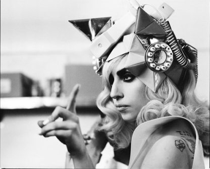 180572_nagy_lady_gaga_telephone.jpg