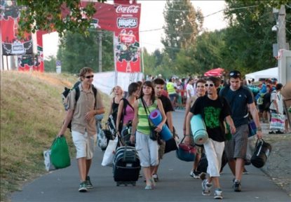 marosvasarhely_felszigetfesztival_fesztivalozokerkeznek_dvett20100826002.jpg