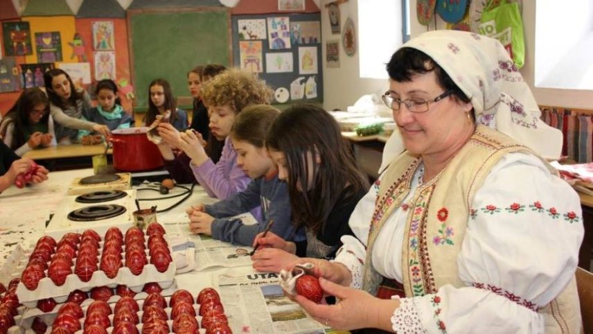 Gyimesi-tojasiro-asszonyokkal-keszitettek-himestojasokat-a-gyerekek.jpg