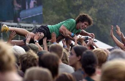 sziget_stagedivingDBELO20070808010.jpg