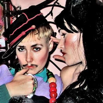 cocorosie_bed_portrait(samantha_west)_300_10x10_srgb_webre_kicsi.jpg