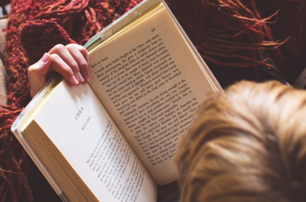 reading_book_cozy_chair_79697_1000x563_600x395.png