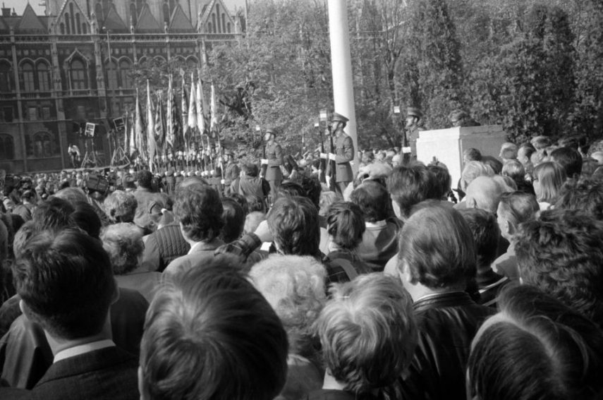 fortepan_Kossuth-Lajos-tér-ünneplők-1989.-október-23-án-a-Magyar-Köztársaság-kikiáltásakor-a-Parlament-előtt..jpg