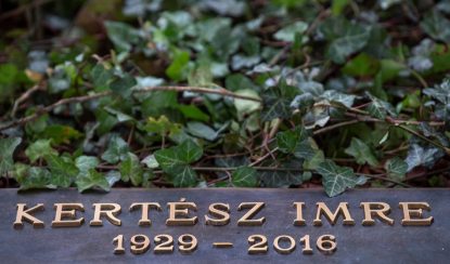 Kertész-Imre-síremléke.jpg