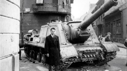 Kilőtt-szovjet-harckocsi-a-Déri-Miksa-utca-sarkán-1956.-október-30.-Nagy-Gyula-950.jpg