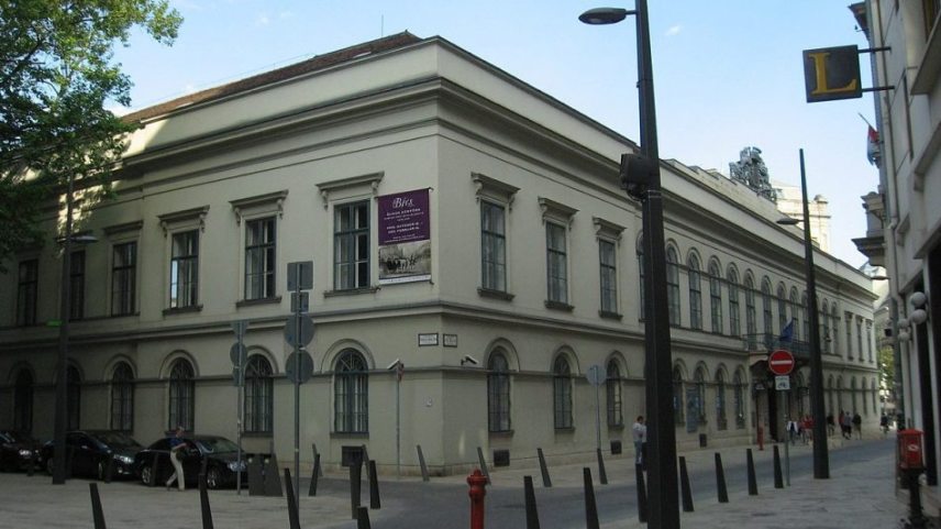 1200px-Károlyi_Mansion_corner_of_Károlyi_Mihály_and_Ferenczy_István_Sts._2011_Budapešť_1224-e1578589648443.jpg