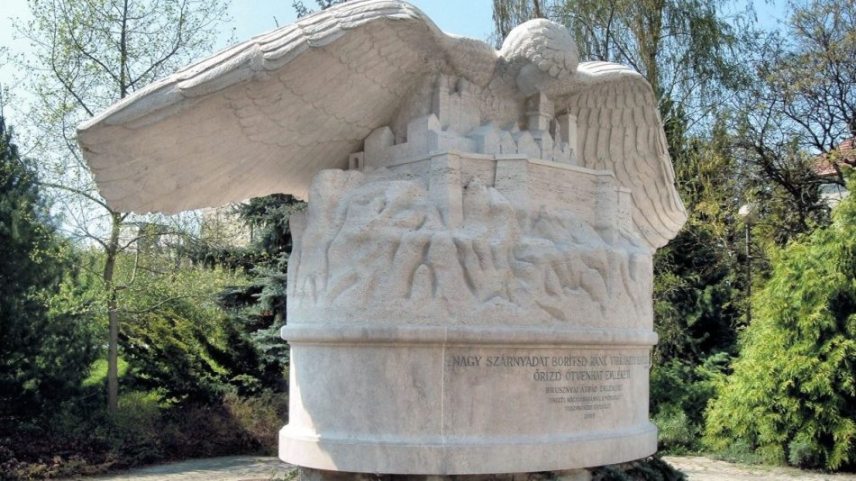 Monument_of_Árpád_Brusznyai_by_Miklós_Melocco._-_Veszprém_Hungary._-_Vesz2-e1578671685806.jpg