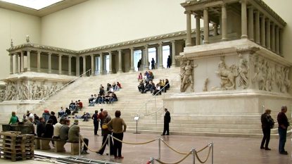 Pergamonmuseum_Pergamonaltar-R.jpg