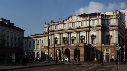 Veduta_di_tre_quarti_della_facciata_del_Teatro_alla_Scala_Milano-e1604575010292.jpg