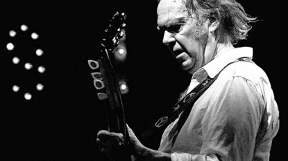 Neil_Young_2008_Firenze_02-e1610011623293.jpg