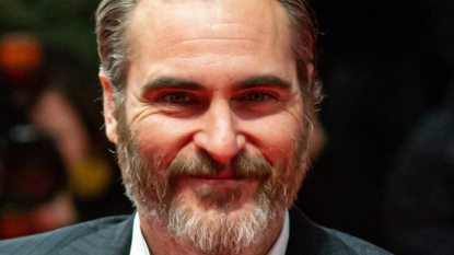 1200px-Joaquin_Phoenix-2196-1-e1613743699383.jpg