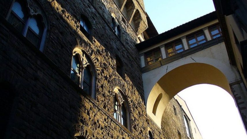 800px-Vasari_Corridor_1-1-e1615567795956.jpeg