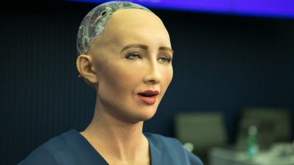 1200px-Sophia_robot-e1616674875698.jpg