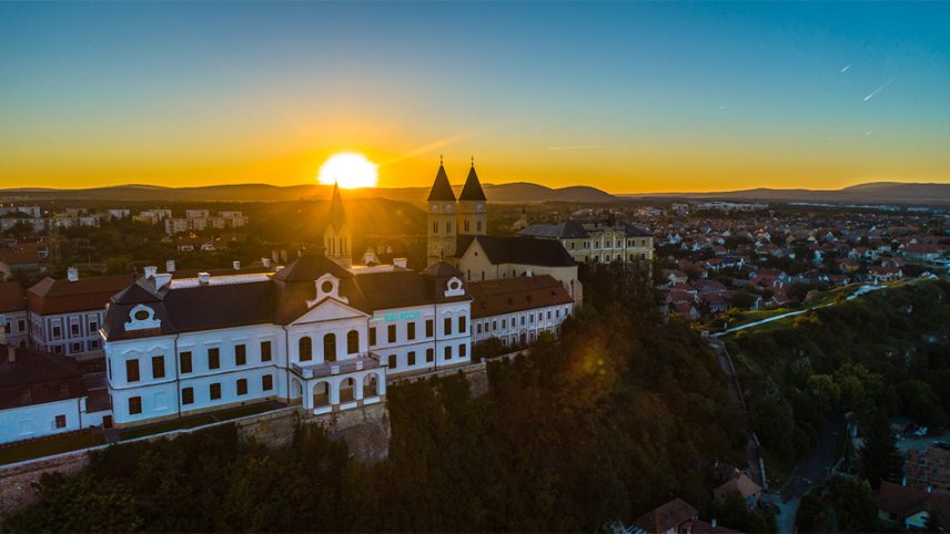 Veszprem-Naplemente-Dronfoto-Entente-Florale-Europe-Elnoki-Kulondij-CsodalatosBalaton-950.jpg