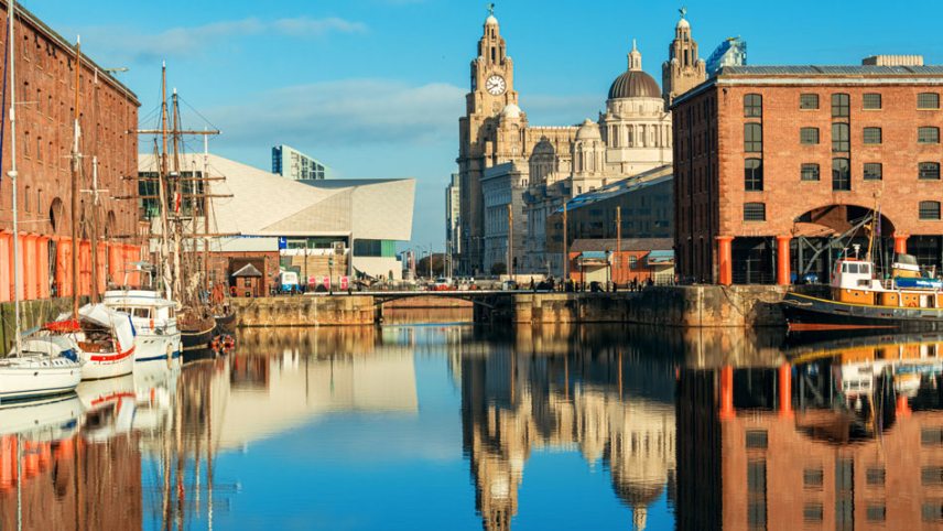 shutterstock_1800818902-Liverpool-történelmi-világörökségi-városrésze-a-kikötői-dokkok-felől-nézve-C-Songquan-Deng-950.jpg