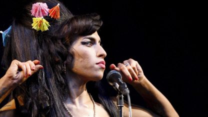 Amy-WINEHOUSE-ötszörös-Grammy-díjas-angol-énekesnőről-a-Glastonbury-fesztiválon-Somerset-mti-epa-Frantzesco-Kangaris-2008-950.jpg