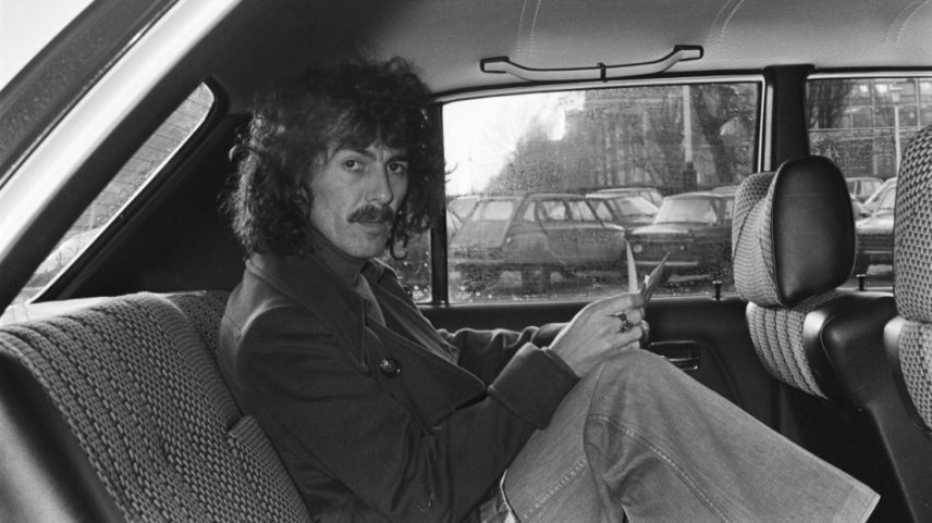 George_Harrison_verlaat_Hilton_in_auto_Bestanddeelnr_929-0118-e1628169315627.jpeg