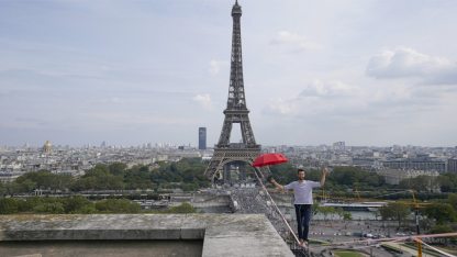 Nathan-Paulin-francia-kötéltáncos-70-méteren-párizsi-Eiffel-torony-és-a-Chaillot-Színház-Szajna-fölött-2021.-szeptember-19-MTI-AP-Francois-Mori.jpg