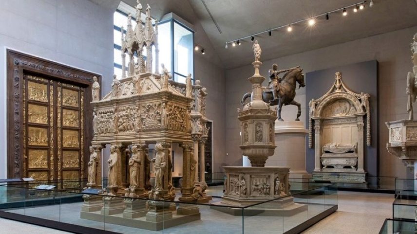 Verrocchio-Bartolomeo-Colleonit-és-Donatello-Gattamelatát-ábrázoló-több-méter-magas-lovas-szobrainak-minden-részletében-méretarányos-másolata-R.jpg