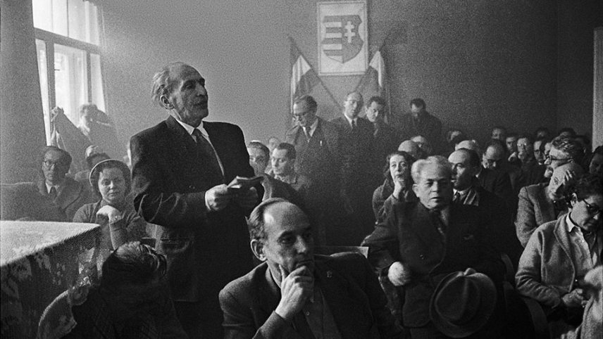 Déry-Tibor-beszédet-mond-az-Írószövetség-1956-december-28-i-közgyűlésén-míg-az-előtérben-Háy-Gyula-drámaíró-hallgatja-a-felszólalót-MTI-Erich-Lessing-950.jpg