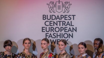 Modellek-a-bemutató-előtt-a-VI.-Budapest-Central-European-Fashion-Week-második-napján-a-Bálna-Budapestben-2021.-október-17-én-MTI-Balogh-Zoltán-950.jpg