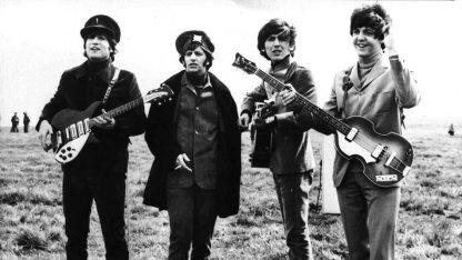 John-Lennon-Ringo-Starr-George-Harrison-és-Paul-McCartney-a-népszerű-Beatles-együttes-tagjai-a-Salisbury-síkságon-1956-Larkhill-MTI-UPI-950.jpg