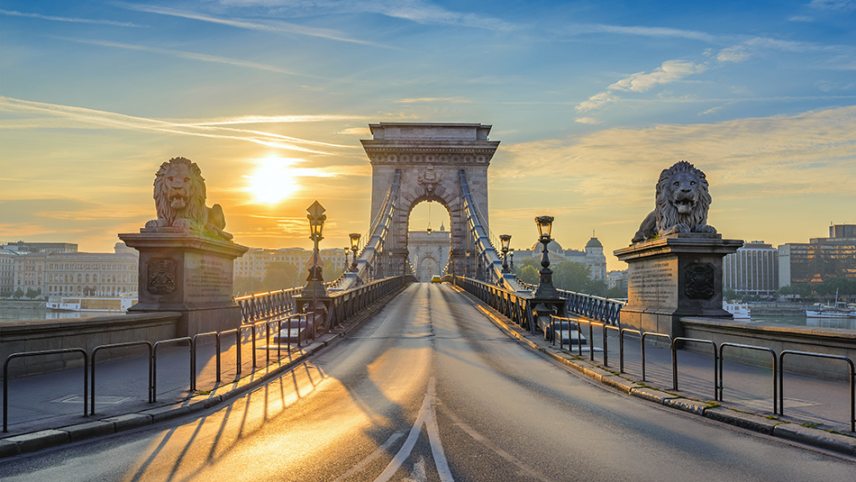 shutterstock_403531510-Budapest-Lánchíd-c-Noppasin-Wongchum-950.jpg