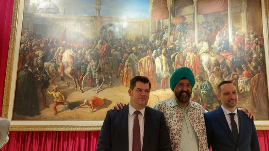 1.One-of-the-leaders-of-the-Sikh-delegation-and-descendant-of-the-Sikh-ruling-family-thanks-the-renovation-of-the-paintings-to-Hungary-e1637684457496.jpg