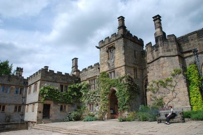 1200px-Haddon_Hall.jpg