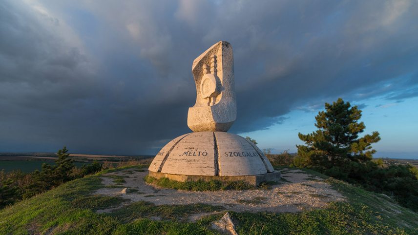 Aranybulla-emlékmű-Székesfehérvár-foto-turizmus.szekesfehervar.hu-950.jpg