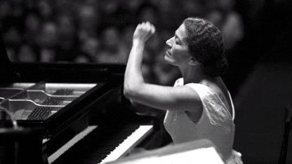 Fischer-Annie-zongoraművész-játszik-a-Budapeti-Filharmónia-Társaság-Zenekarának-hangversenyén-1963-MTI-Molnár-Edit-950.jpg