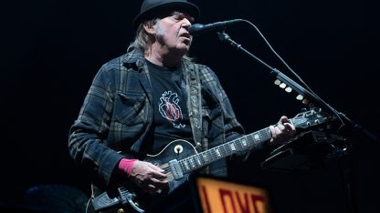 Neil-Young-performs-on-stage-for-his-first-time-in-Quebec-City-during-2018-Festival-dEte-on-July-6-2018-c-Alice-Chiche-AFP-950.jpg