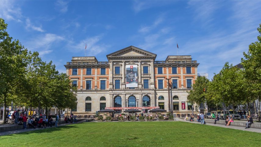 shutterstock_715716880-Panorama-of-the-Ubersee-Museum-building-in-the-center-of-Bremen-Germany-c-Marc-Venema-950.jpg