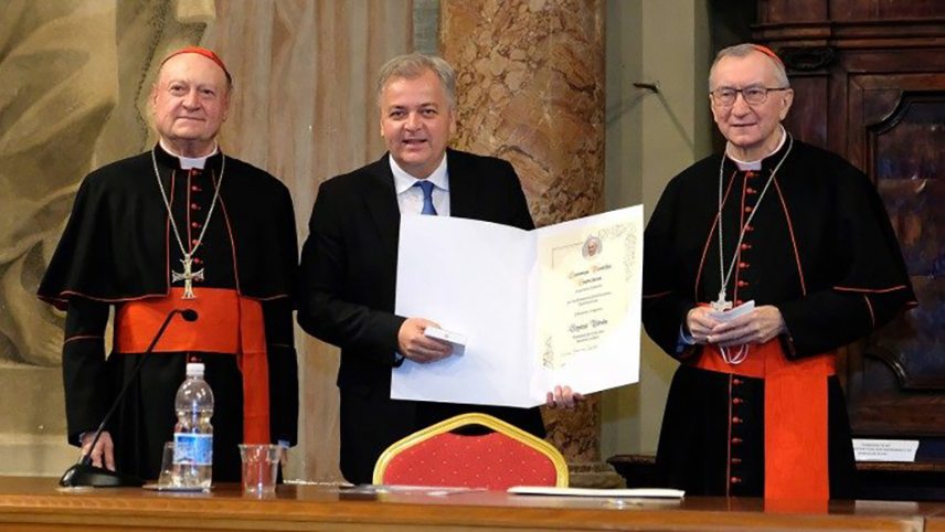 A-Pápaság-Aranyérmét-vehette-át-Vörös-Győző-ókorkutató-c-vaticannews.va-Fotó-Bókay-László.jpeg