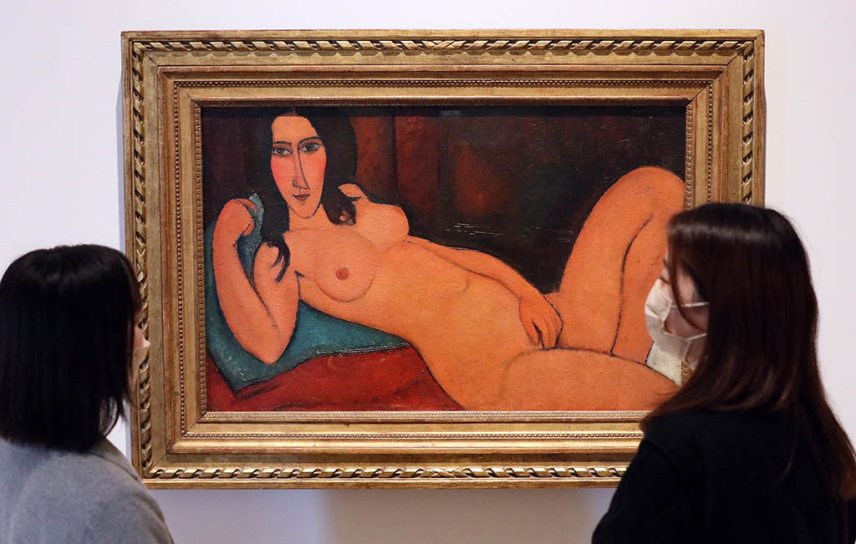 People view Amedeo MODIGLIANI’s Nu Couché aux Cheveux Dénoués (Reclining Nude with Loose Hair) at Nakanoshima Museum of Art in Osaka City, Osaka prefecture on Feb.2, 2022, the first day of the museum. The museum stores around 5,700 works (as of March 2019; excluding deposited works). These are works of domestic and overseas art from the mid-nineteenth century up until the present. ( The Yomiuri Shimbun ) (Photo by Mami Nagaoki / Yomiuri / The Yomiuri Shimbun via AFP)