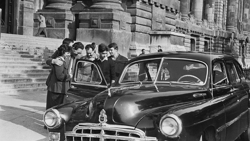 fortepan_56500-GAZ-12-ZIM-luxuslimuzin-Szabadság-tér-Magyar-Televízió-1963-c-Rádió-és-Televízió-Újság-950.jpg