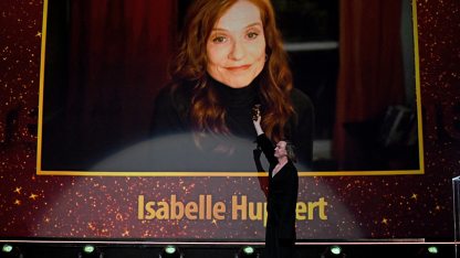 Berlinale-2022-Award-of-the-Golden-Honorary-Bear-to-the-French-actress-Huppert-c-MONIKA-SKOLIMOWSKA-DPA-DPA-PICTURE-ALLIANCE-VIA-AFP-ok.jpg